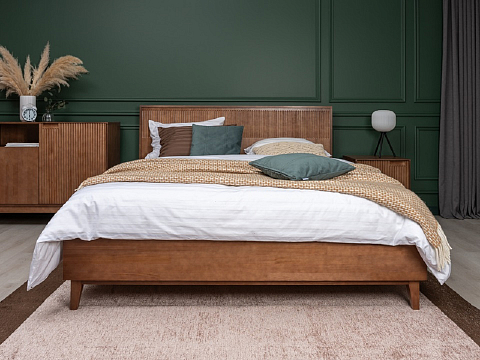 Двуспальная кровать Tempo - Кровать из массива с вертикальной фрезеровкой и декоративным обрамлением изголовья